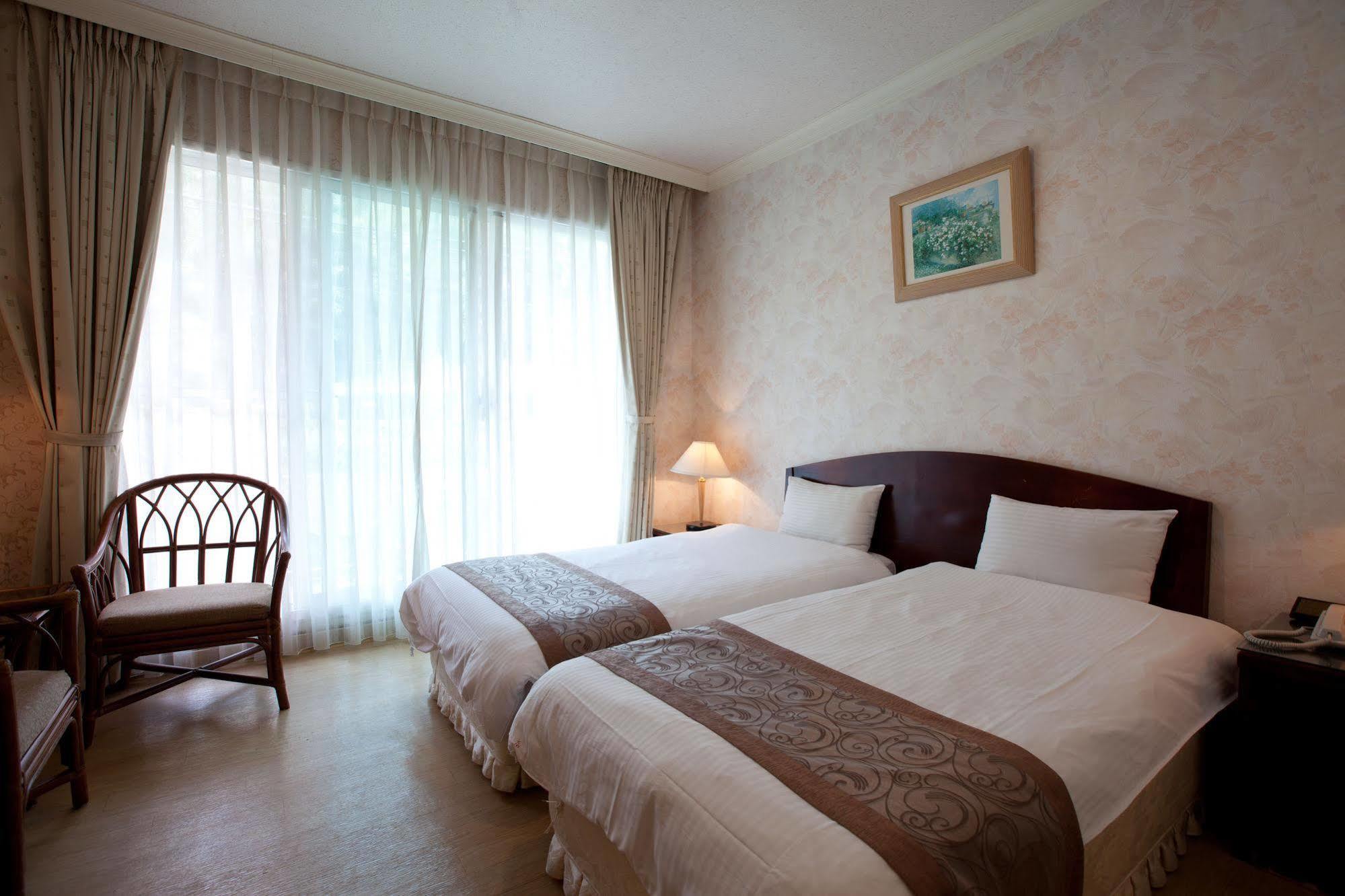 Lakeside Resort Nantou Bagian luar foto