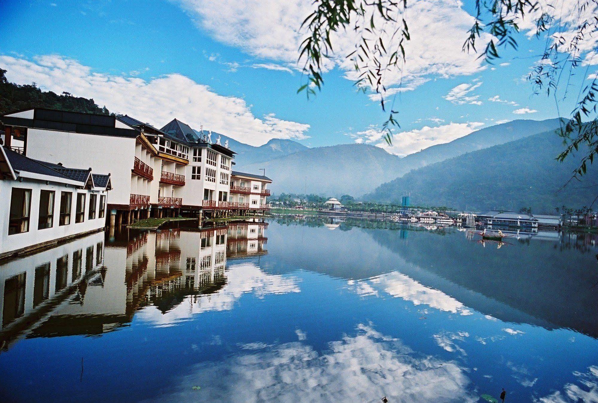 Lakeside Resort Nantou Bagian luar foto