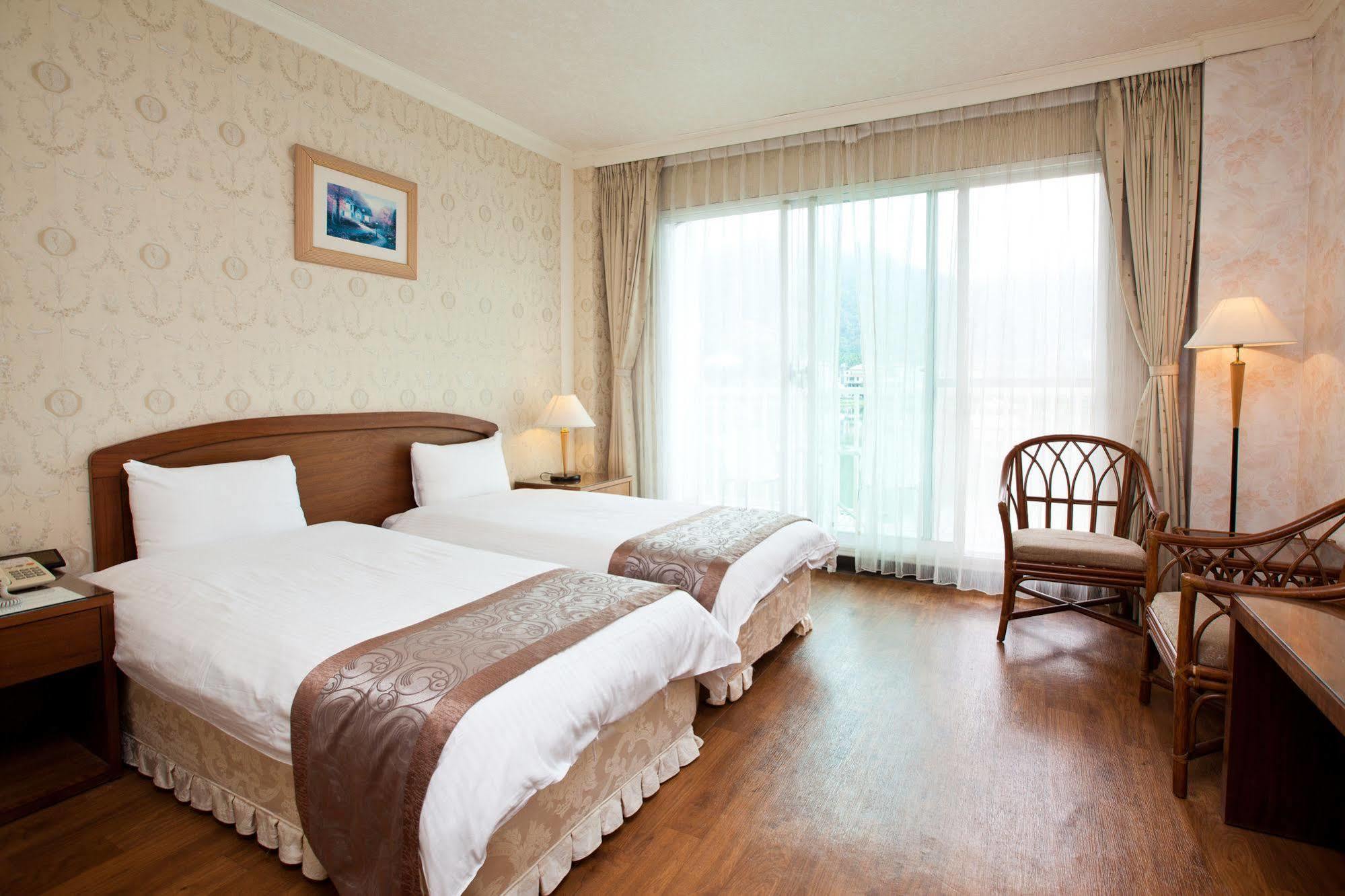 Lakeside Resort Nantou Bagian luar foto
