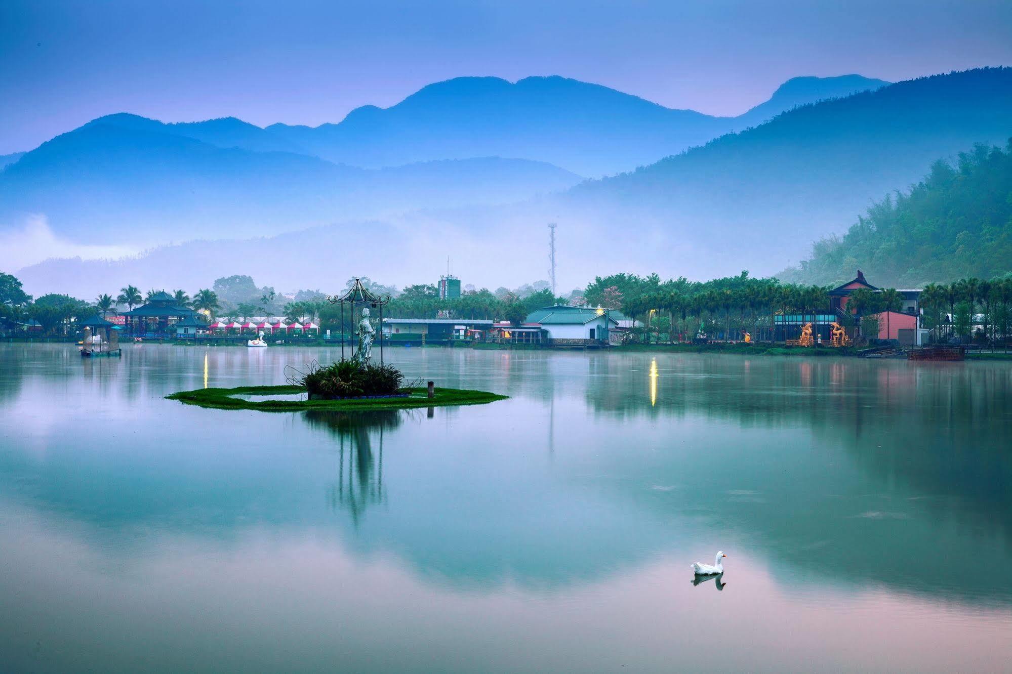 Lakeside Resort Nantou Bagian luar foto